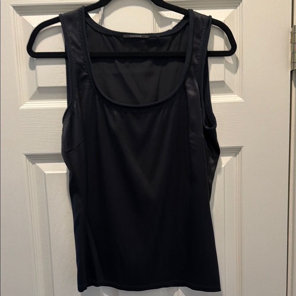 Elie Tahari Black Women's Silk Scoop Neck Blouse. sz small exc condition